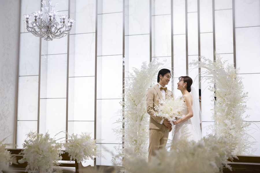 【チャペル撮影】白を基調とし明るく、こじんまりとした少人数専用チャペル。天候や時間に左右されず、正面には煌びやかなシャンデリアがあり小さいながらも高級感をしっかり感じられるチャペルです。